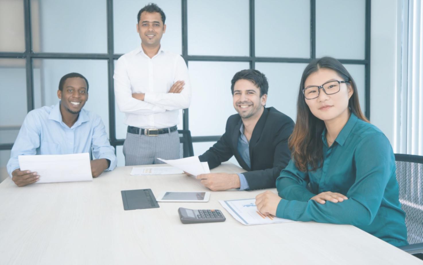 Team bei der Arbeit an Finanztools im viarexaraq Büro