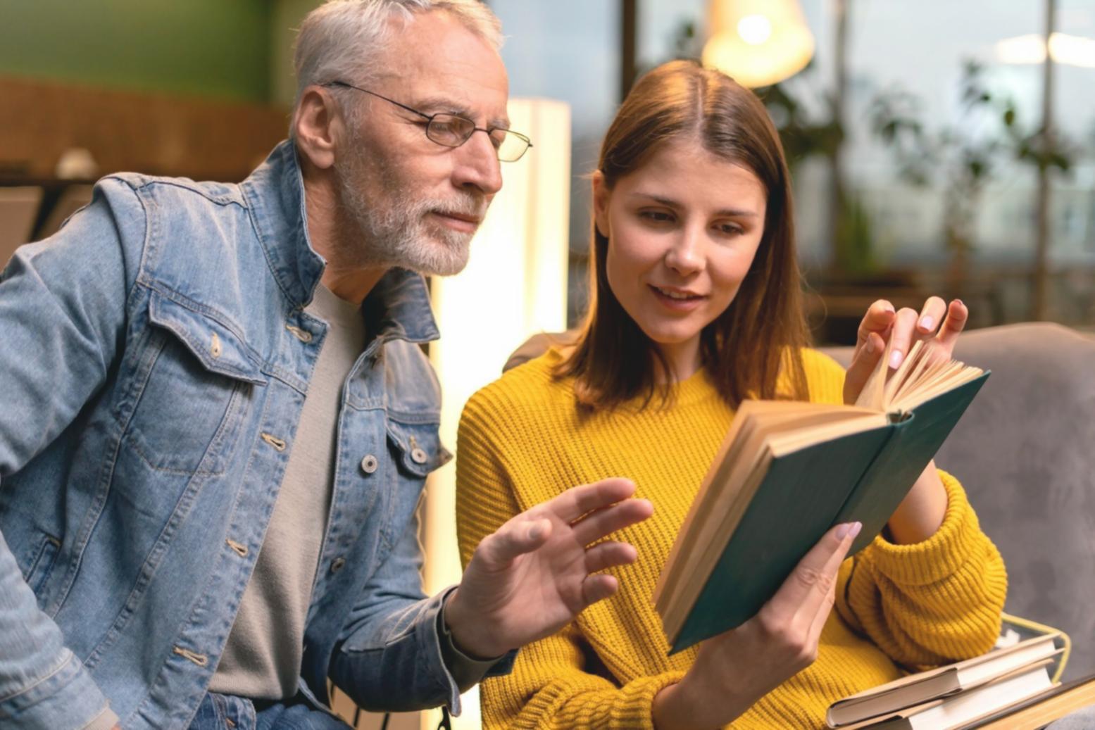 Teilnehmer beim interaktiven Finanzworkshop mit praktischen Übungen